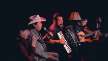 Смотреть клип Biquíni Bordô - Trio Parada Dura